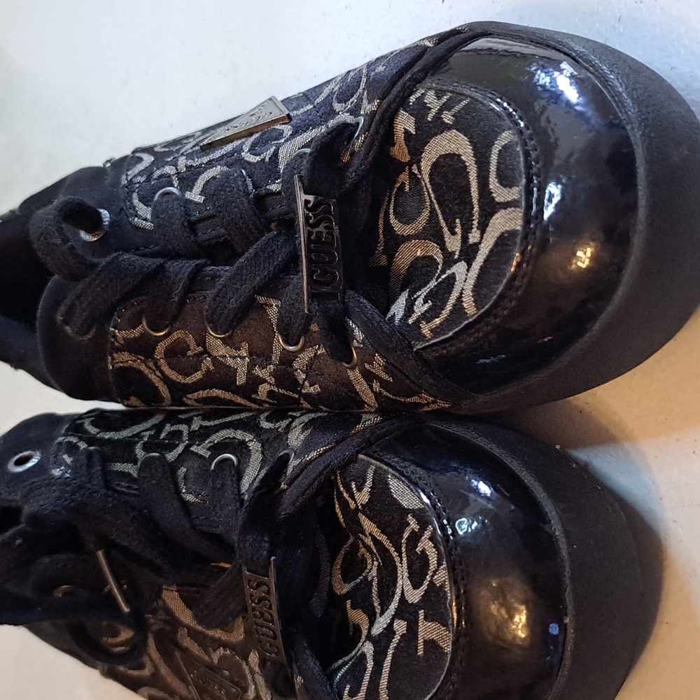 Guess mens Felix Fashion Sneakers Black Gold WGFELIX2-C Low Top Logo Sz 9